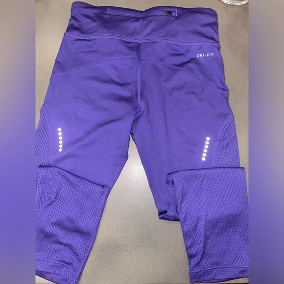 Nike Dri-Fit capri leggings -mesh from thigh to calve - Picture 4 of 6